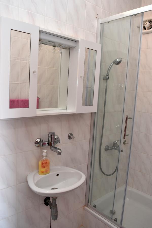 Apartments Oresic Vir Luaran gambar
